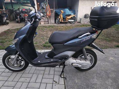 Yamaha Neos robogó műszerfal közeli látképe