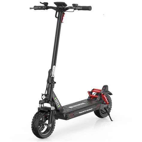 Elektromos roller vezető bukósisakban