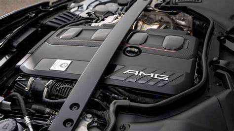Mercedes-AMG motor vizsgálata szervizben