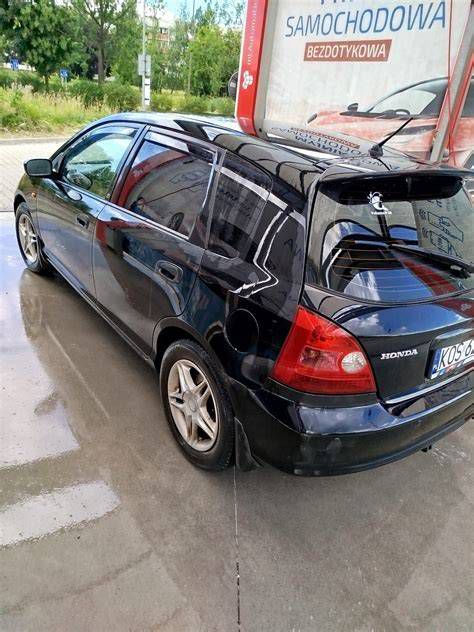 Honda Civic w zakręcie
