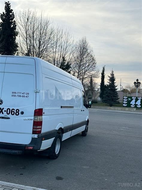 A Mercedes Sprinter motortere, kiemelve az ékszíjat és a hajtott alkatrészeket