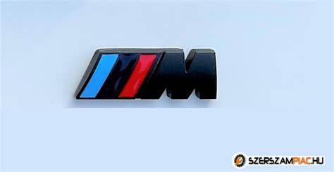 Kopott és új BMW embléma összehasonlítása