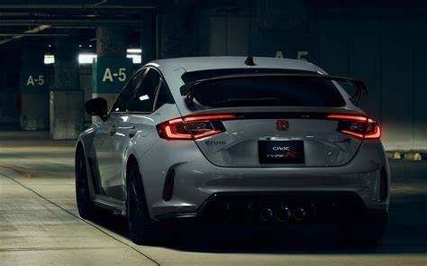 Honda Civic Type R hármas kipufogórendszer részlete