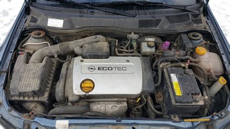 Opel Astra G motortér, jellegzetes pontokkal az olajszivárgáshoz