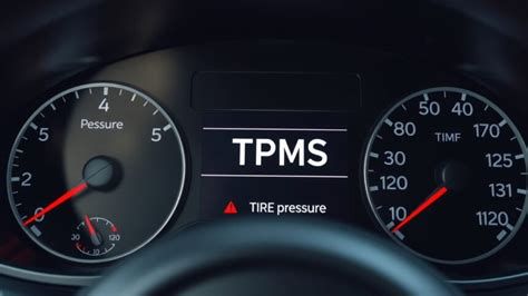 TPMS figyelmeztető lámpa az autó műszerfalán
