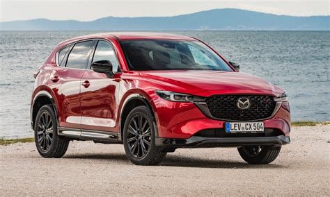 Mazda CX-5 tankolás közben