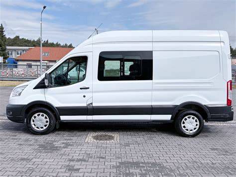 Ford Transit furgon rakodás közben