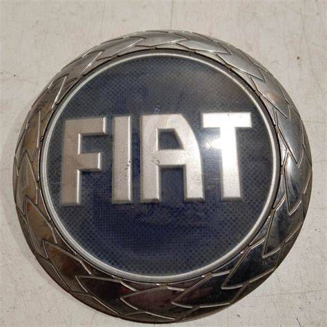 Fiat Punto első embléma az autón