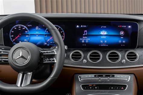 Modern Mercedes-Benz MBUX műszerfal kijelzőkkel