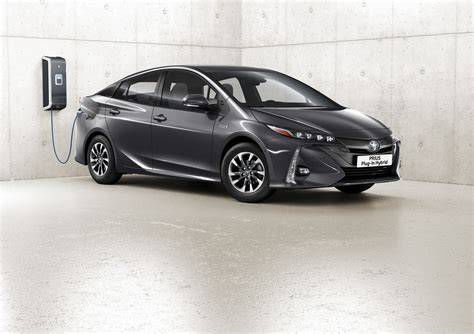 A Toyota Prius Plug-in Hybrid töltési csatlakozója és töltési idejeinek összehasonlítása