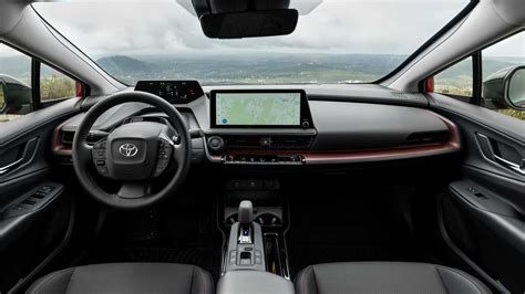 A Toyota Prius Plug-in Hybrid belső terének műszerfala és középkonzolja