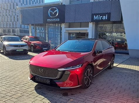 Az új Mazda 6 Szedán dinamikus külső dizájnja Soul Red Crystal színben