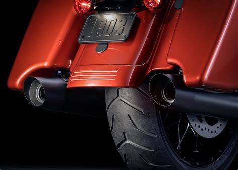 Harley-Davidson motorkerékpár egyedi kipufogó rendszerrel