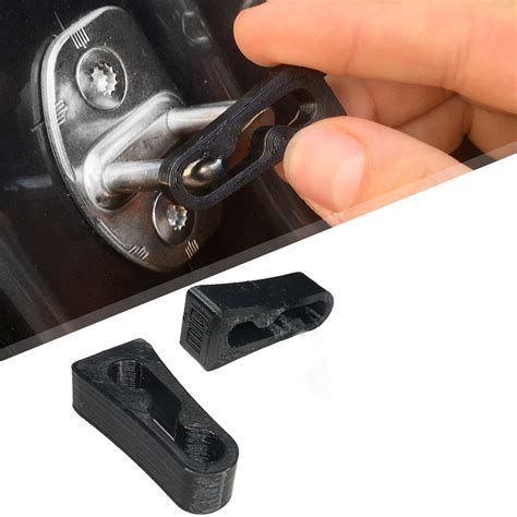 Az autó ajtózár szerkezetének sematikus ábrája, mechanikus és elektronikus részekkel