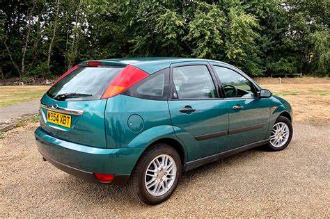 Ford Focus Mk1 szürke háttérrel