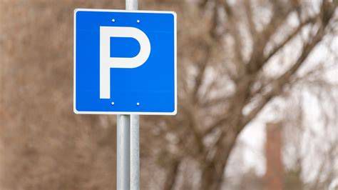 Kerekesszékkel megközelíthető parkolóhely tábla