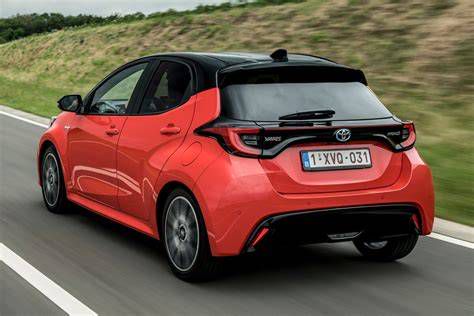 Toyota Yaris parkolóban