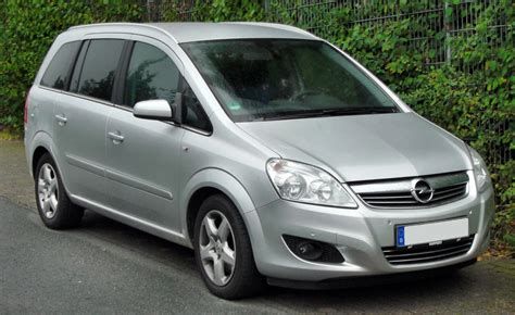 Opel Zafira B modell a városon kívül