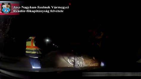 Autóvezető, aki sötét úton vezet, kiégett tompított fényszóróval