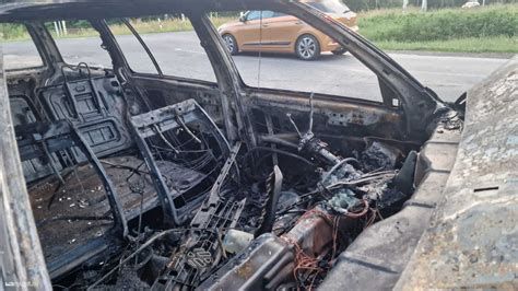 Autó biztosítékdobozának részlete, kiégett biztosítékra mutatva