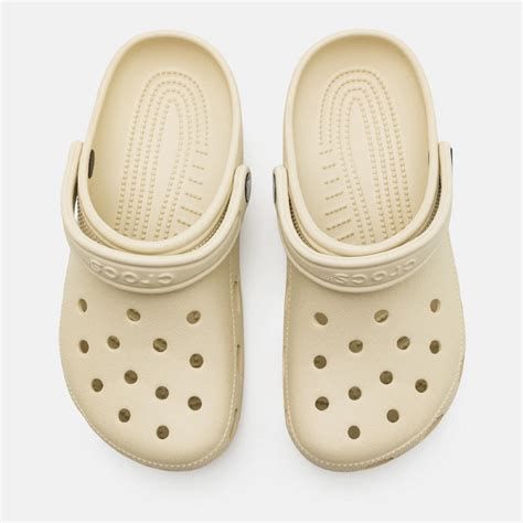 A klasszikus lyukacsos Crocs gumi klumpa különböző színekben