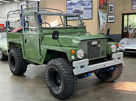 restaurált Land Rover bemutatótermi környezetben