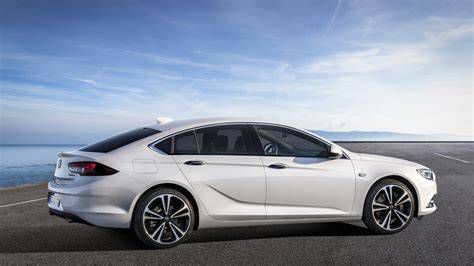 Opel Insignia Grand Sport gyöngyházfehér színben