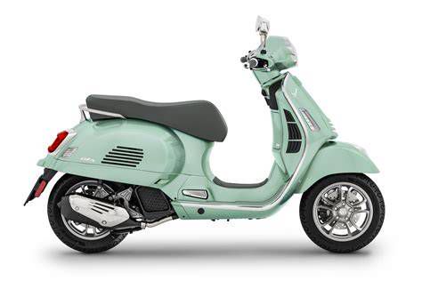 Vespa GTS 300 úton, két személlyel
