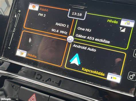 Android Auto kezelőfelület az autó műszerfalán