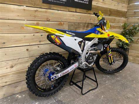 SUZUKI RMZ 250 2024 testreszabott matricákkal