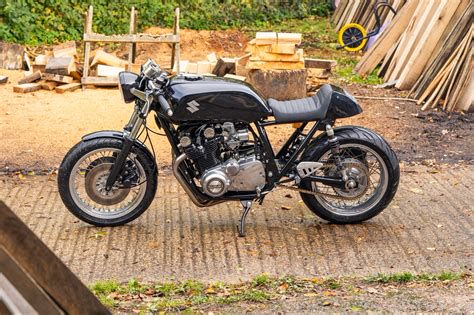 Suzuki Cafe Racer motorok különböző kormánymegoldásokkal