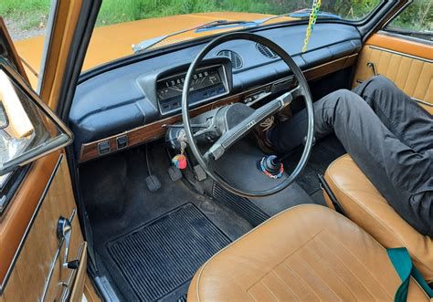 Kispolszki kormány Lada belső térben