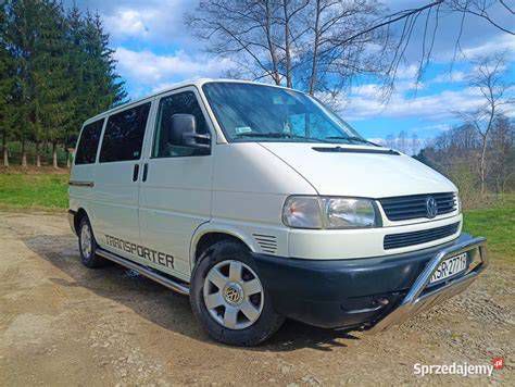 Autópályán haladó Volkswagen Transporter T4, a vezető pihenteti a lábát