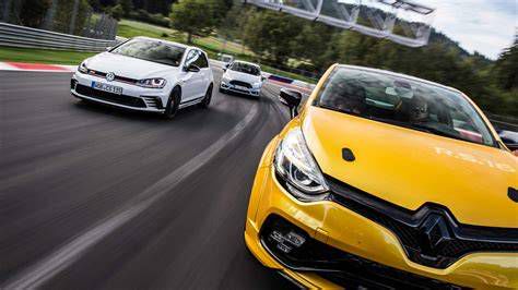 Volkswagen Golf és Renault Clio összehasonlító nézet