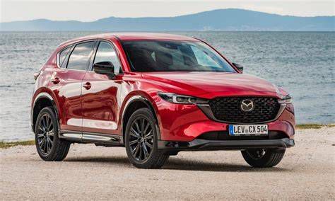 Mazda CX-5 kanyarban, demonstrálva a futómű stabilitását