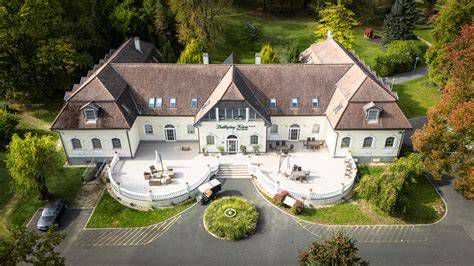 Batthyány Kúria & Golf Resort látképe, gyönyörű kastélykerttel