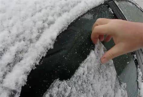 Autó parkolóban lehúzott ablakokkal és légterelővel, amely hűti az utasteret
