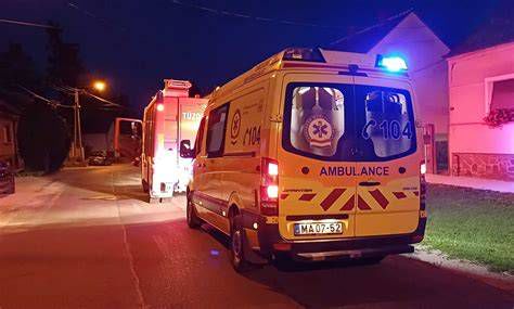 Baleseti helyszín roncsokkal és kamionokkal