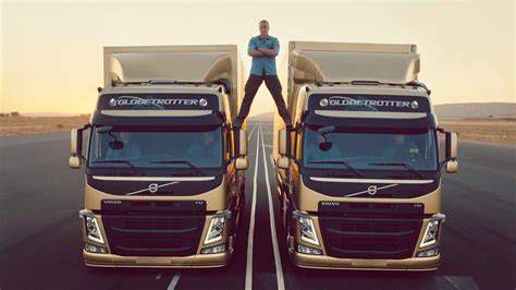Jean-Claude Van Damme spárgája két Volvo kamion között